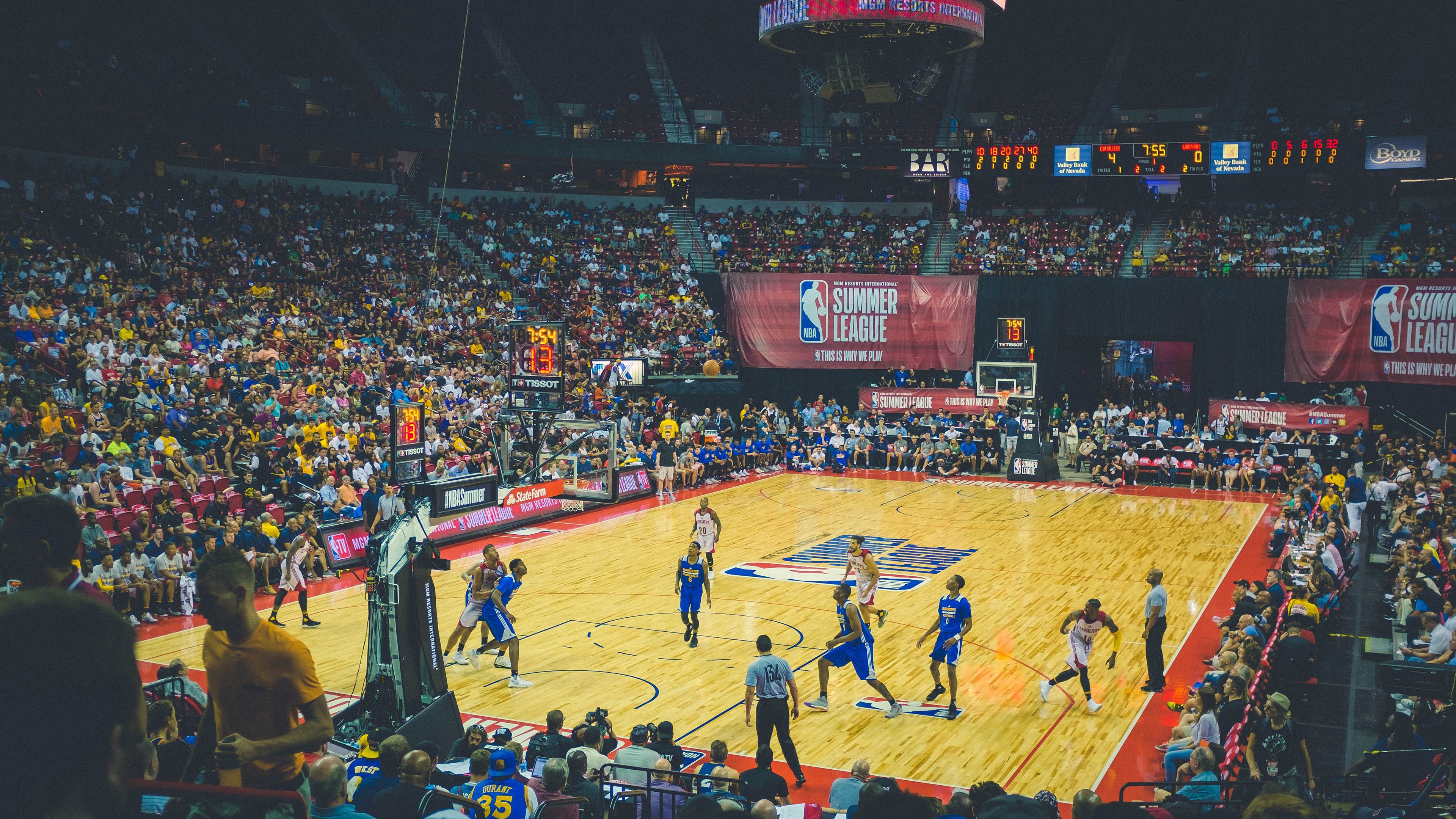 足球赛场焦点！德国队对阵意大利队，激战正酣，豪门对决再度上演