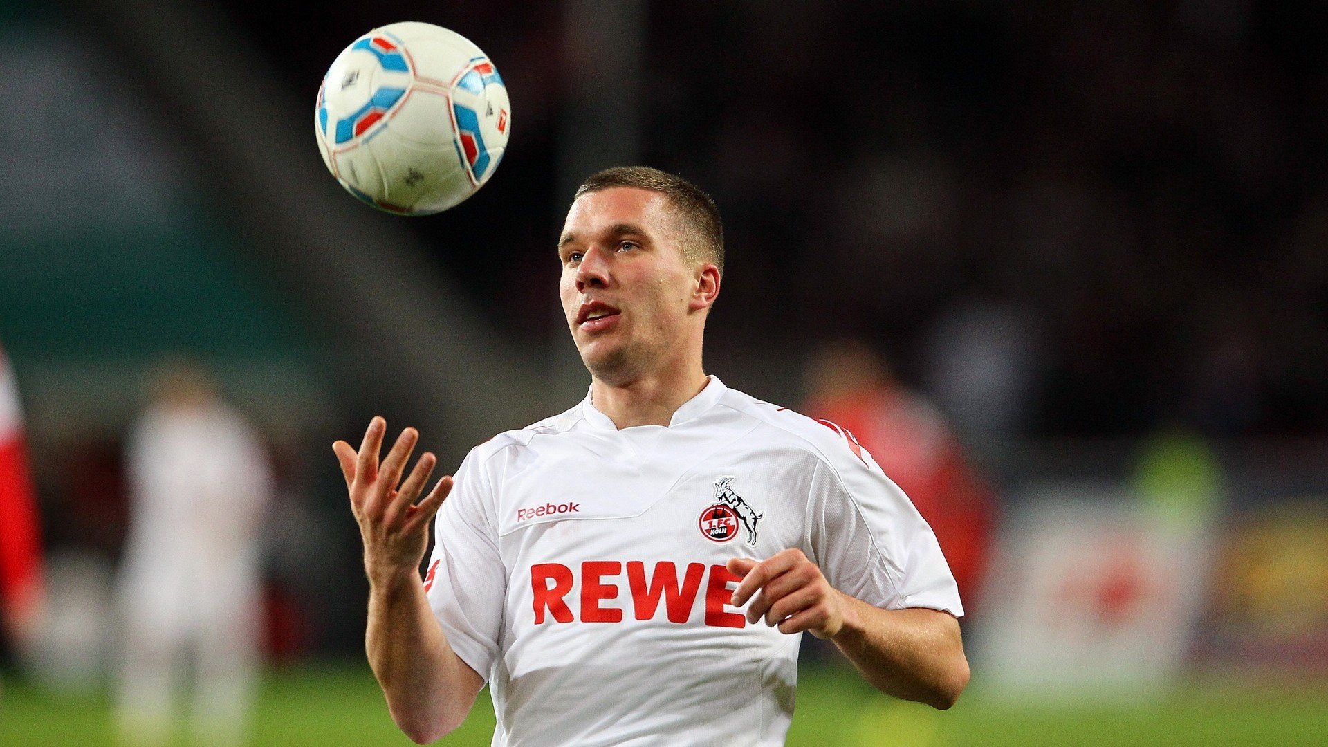 电竞赛场焦点！英格兰队对阵葡萄牙队，防守反击奏效，球队笑到最后