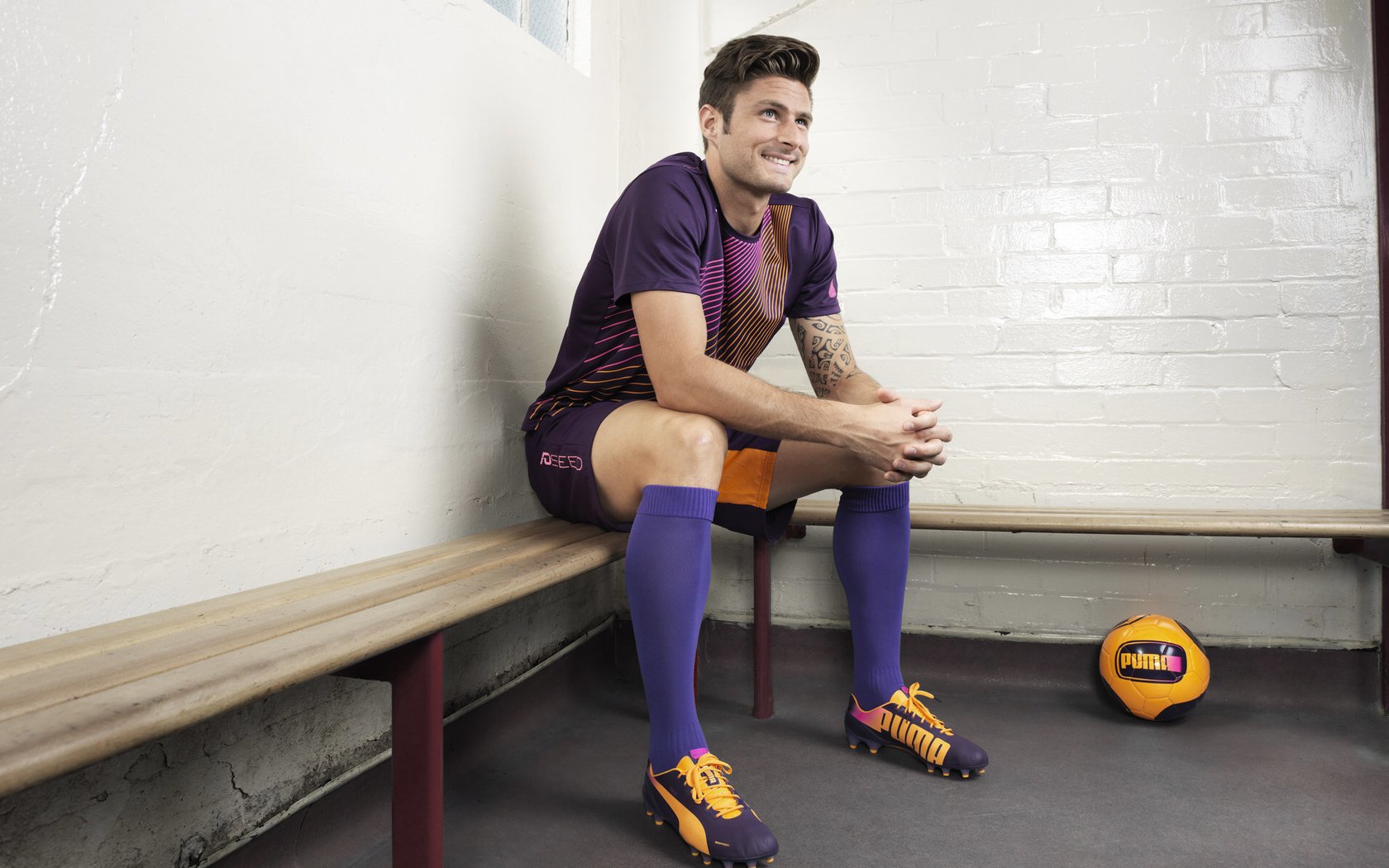 综合格斗赛场焦点！荷兰队对阵中国队，意外判罚引发热议，比赛氛围紧张