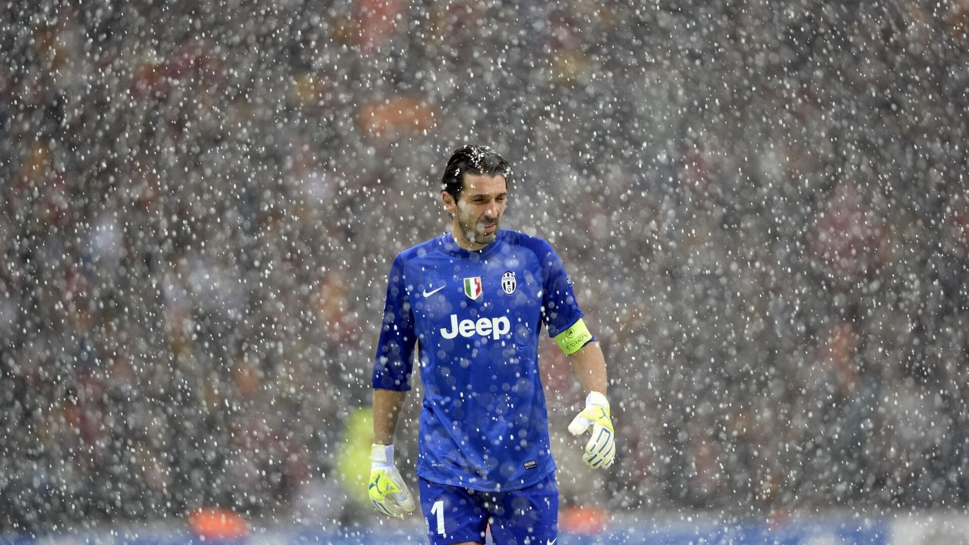 篮球赛场焦点！意大利队对阵巴西队，球星闪耀，全场焦点无人能挡